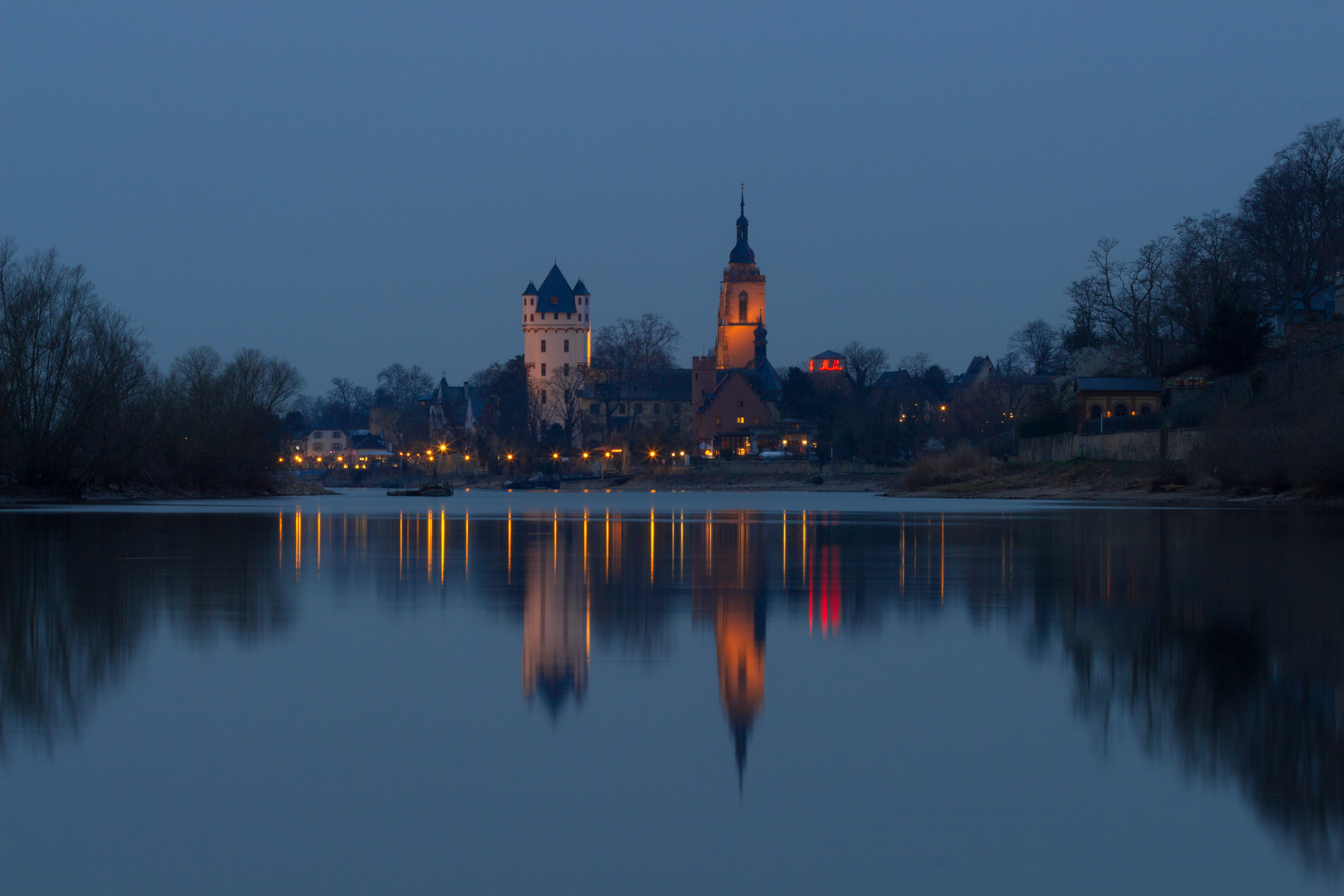 Flusslandschaft zur Blauen Stunde