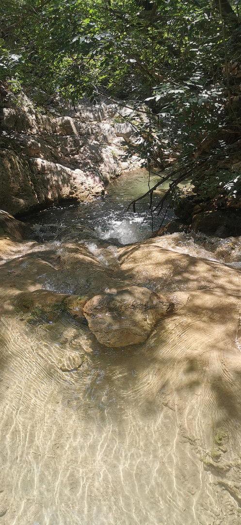 Flusslauf am Ende des Wasserfalls