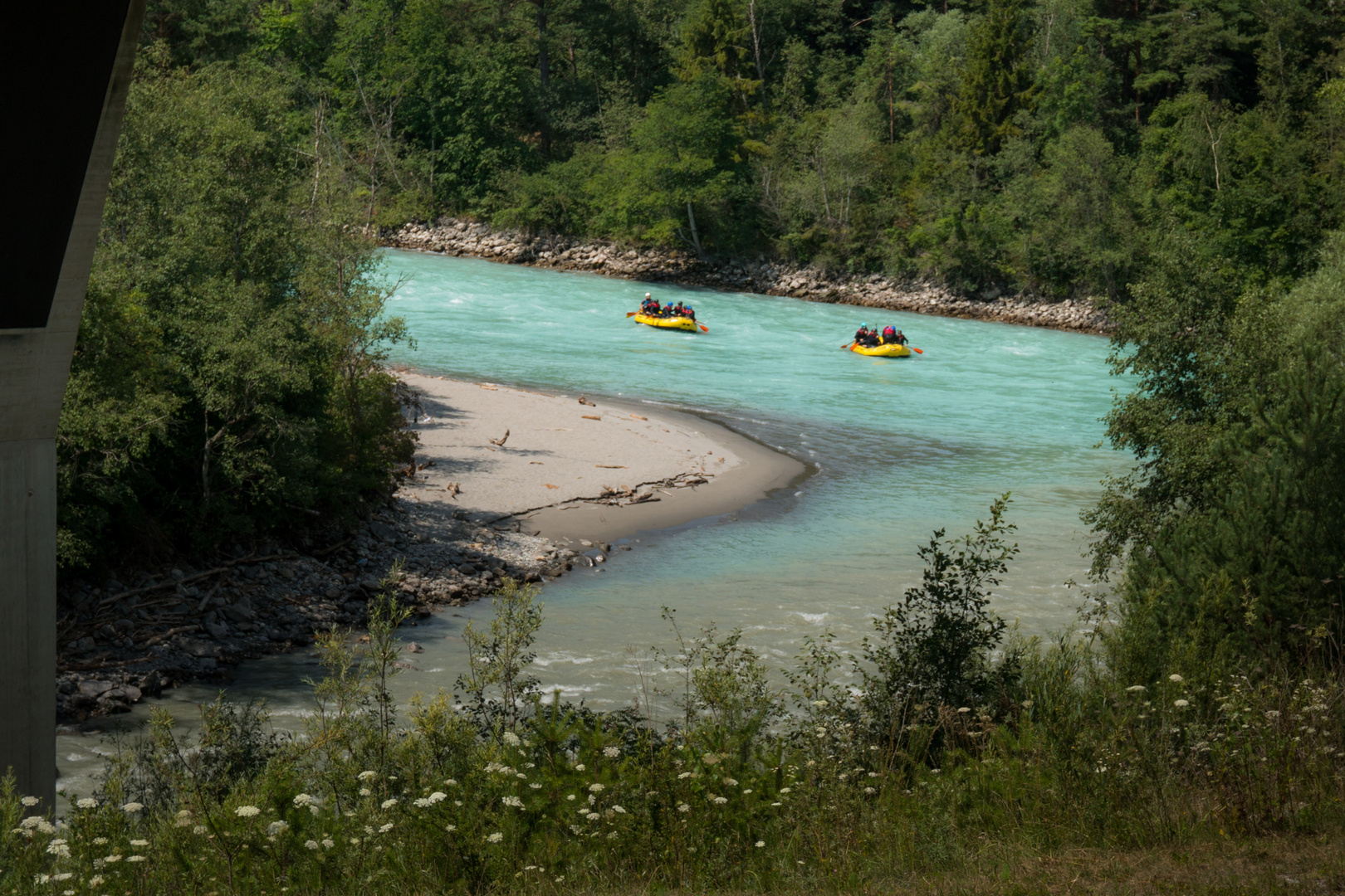 Flusslauf durch Wald 