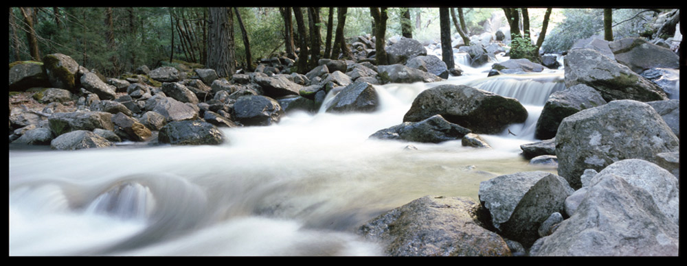 Flusslauf im Yosemite N.P., Kalifornien (USA)