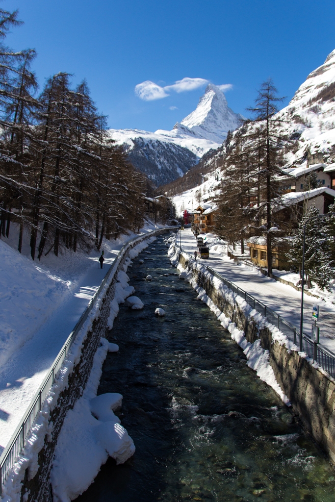 Flusslauf in Zermatt mit Matterhorn