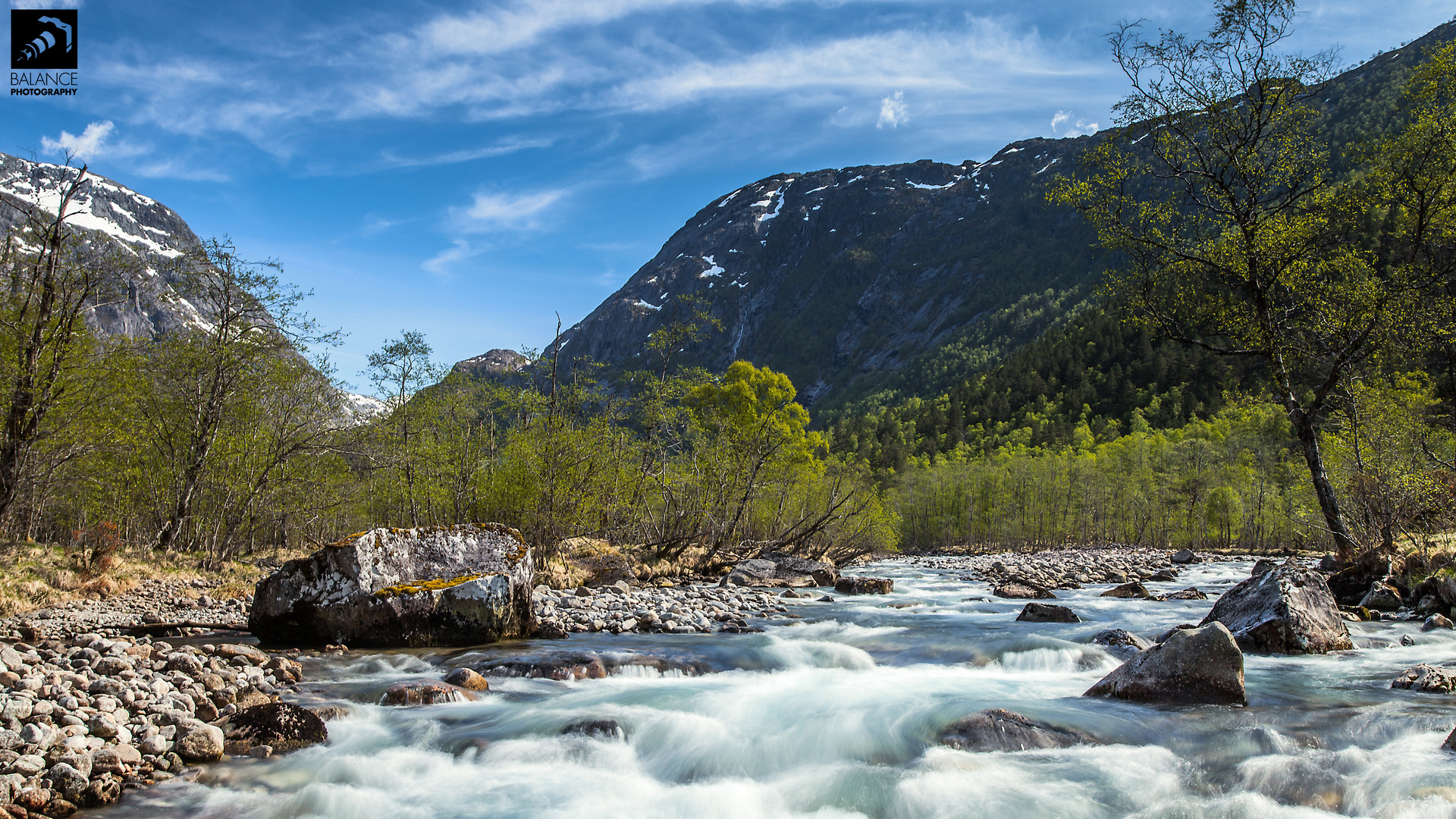 Flusslauf nähe des Hardangerfjords in Norwegen
