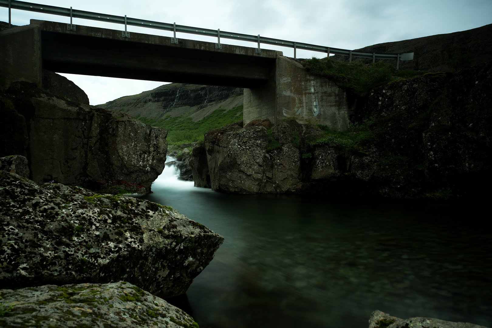 Flusslauf unter Brücke