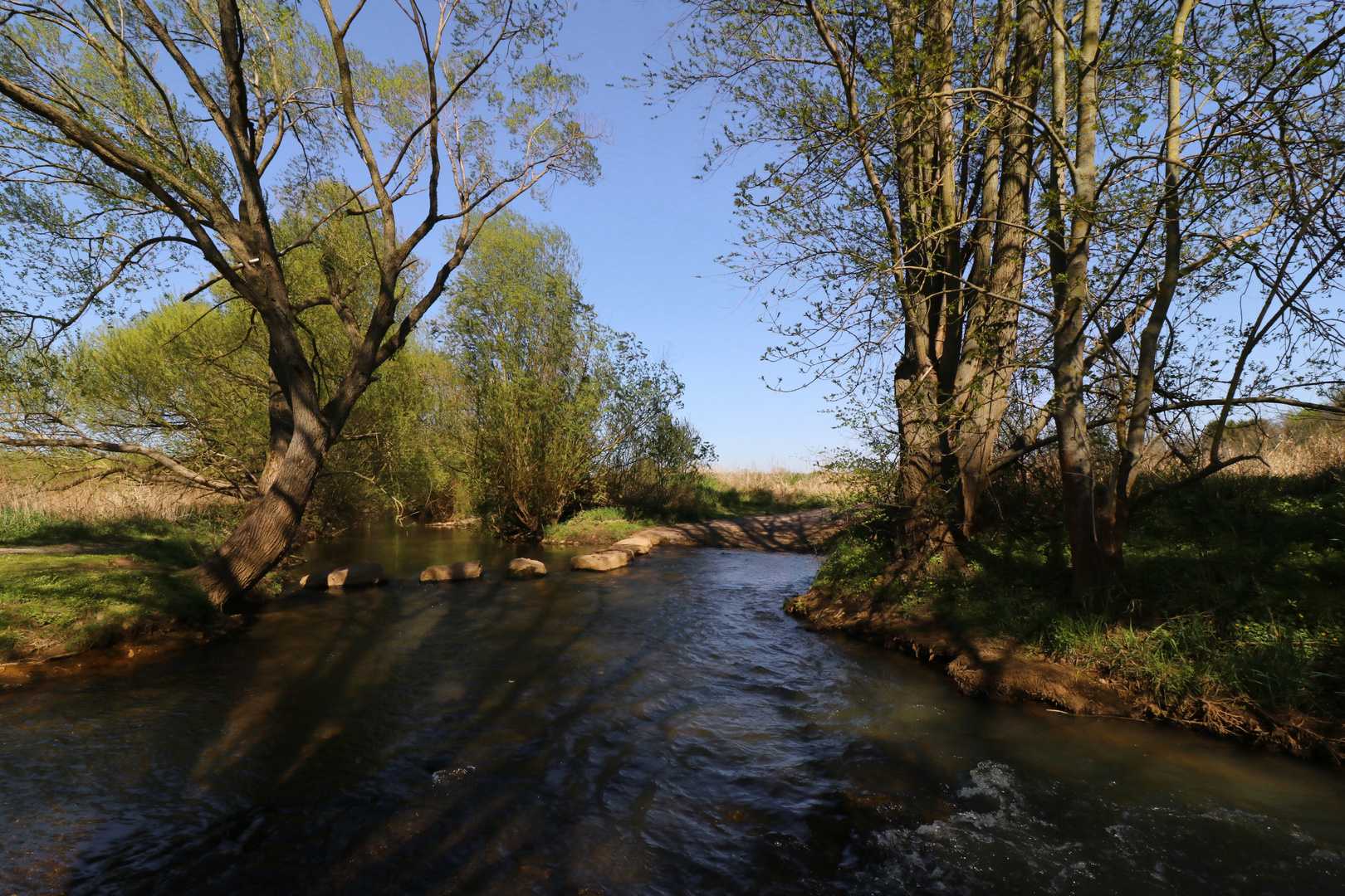 Flussquerung aus Felssteinen