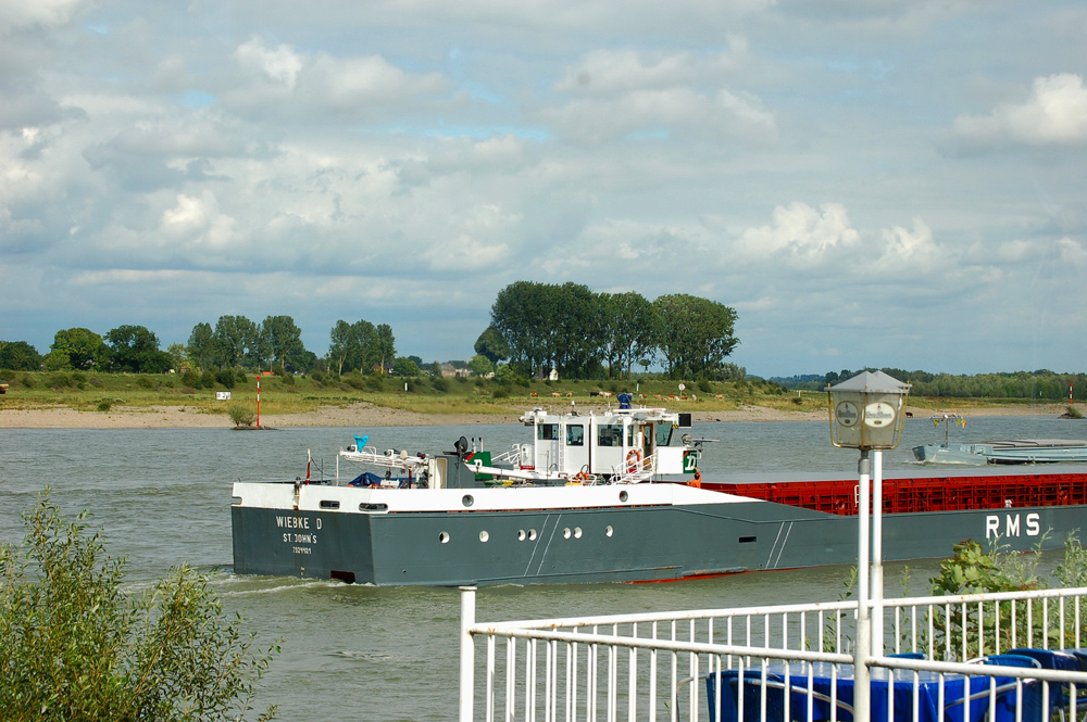 FLUSSVERKEHR VOR´M KAFFEETISCH