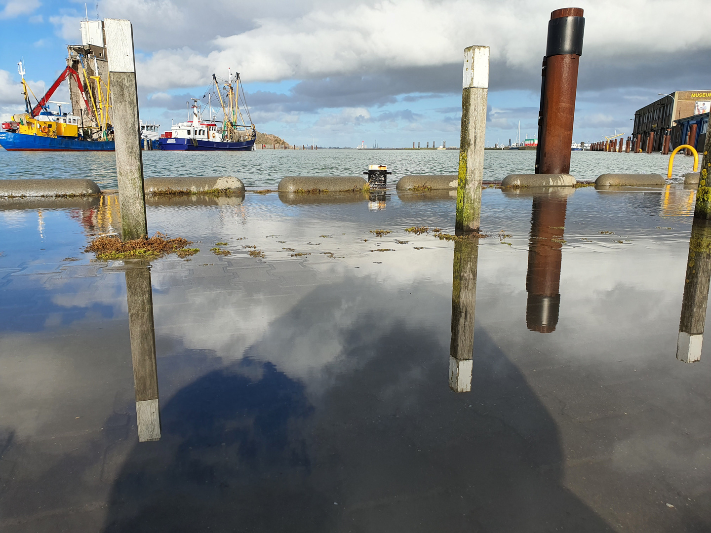 Flut im Hafen