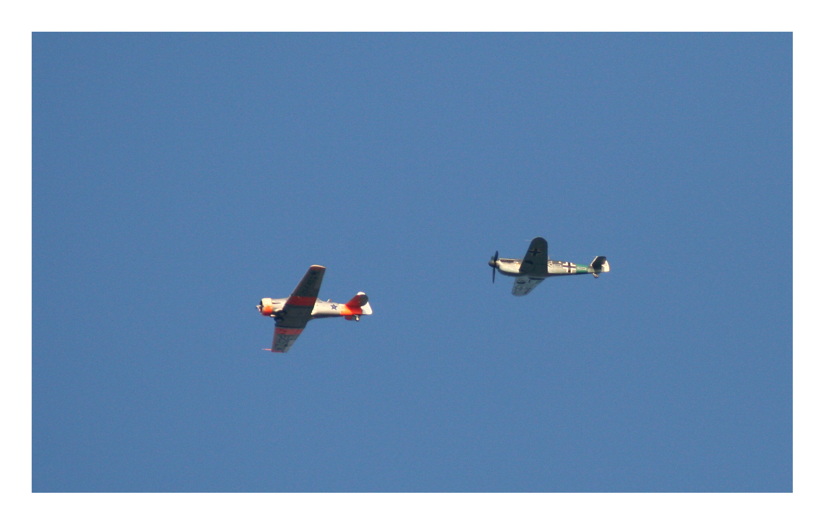 Focke Wulf 190 und Mustang in Formation über meinem Garten