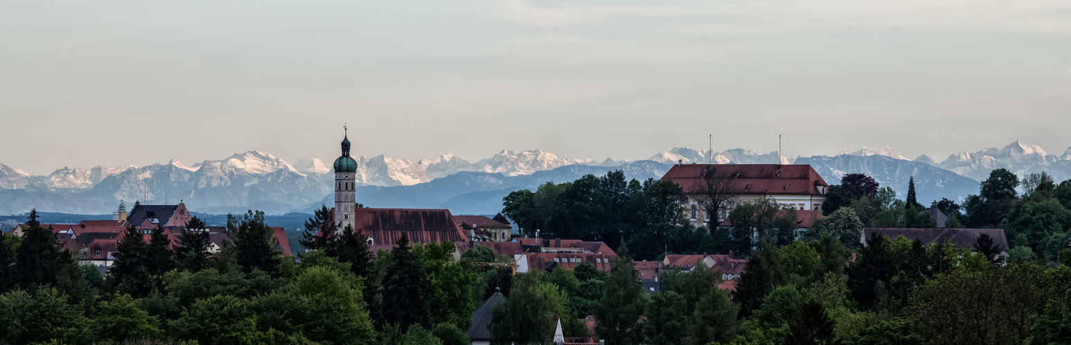 Föhn hinter Dachau`s Altstadt