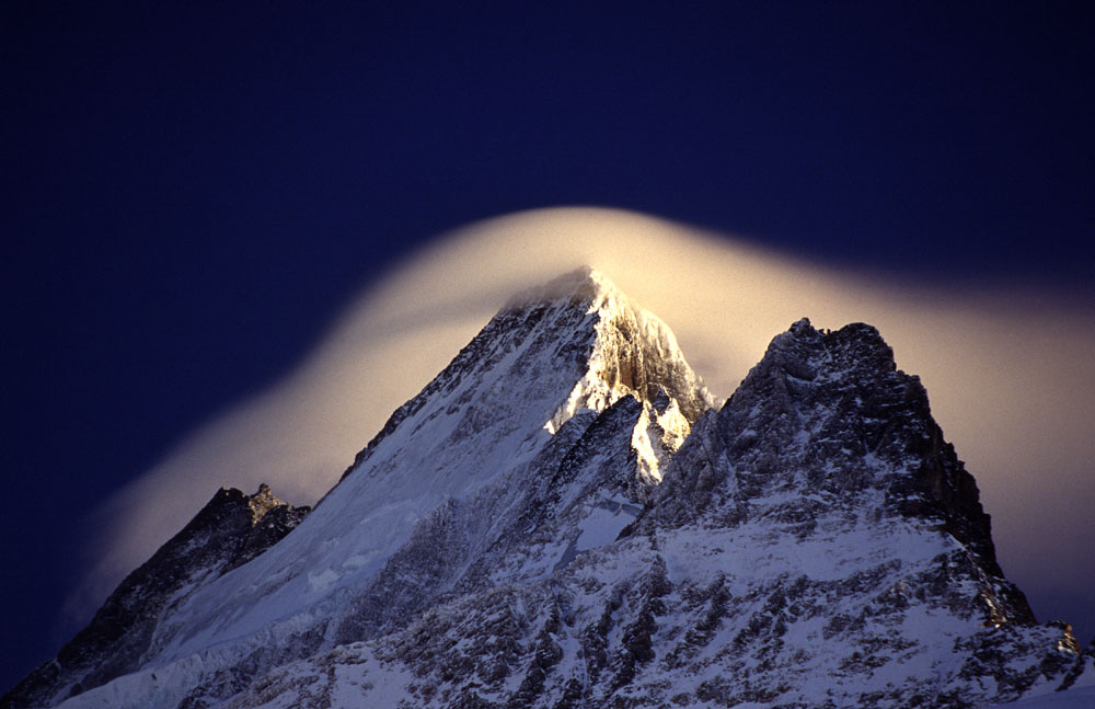 Föhnwolke über dem Schreckhorn von Heinz Schelb