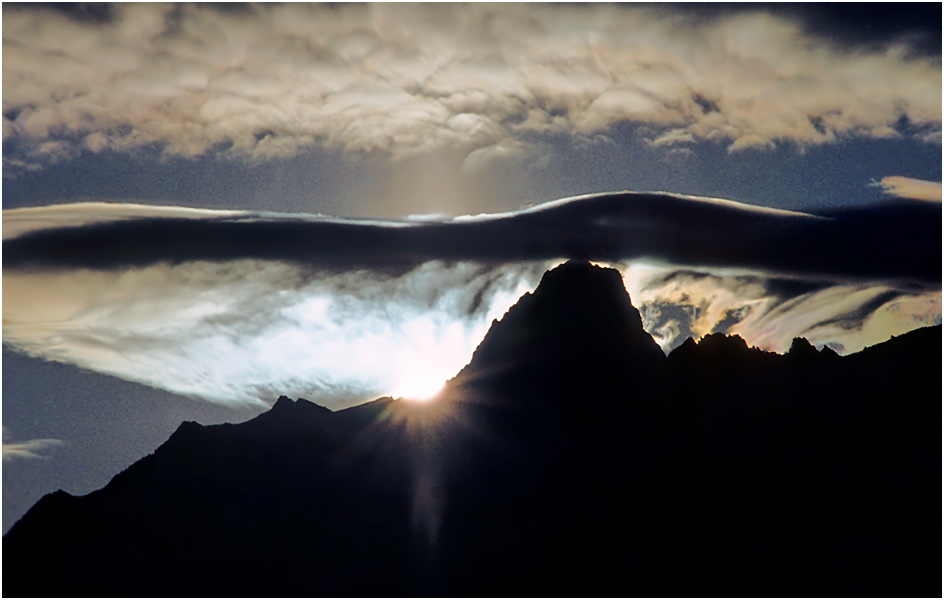 Föhnwolken über den Berner Alpen