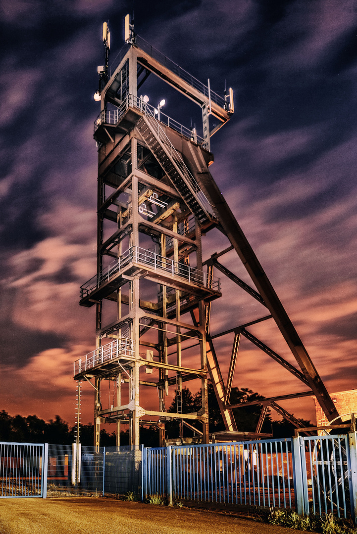 Förderanlage des stillgel. Bergbauschachtes Holz (Saarland) bei Nacht