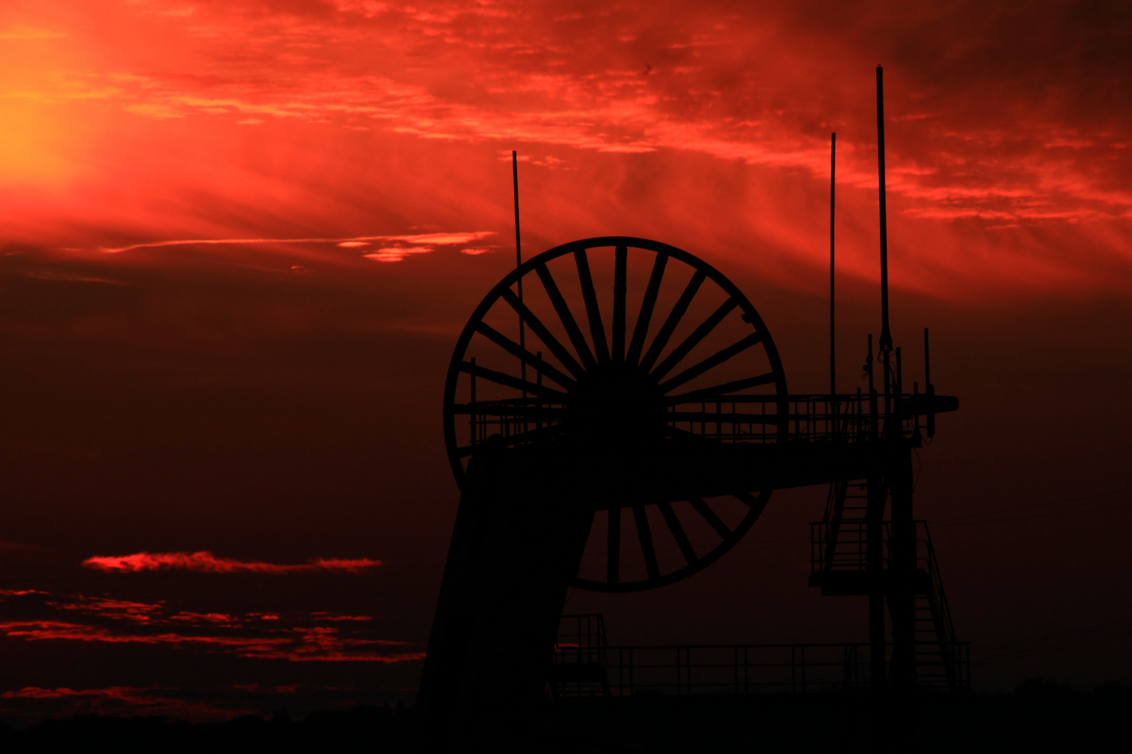 Förderrad vor glutrotem Sonnenuntergang