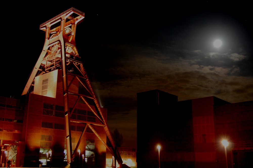 Förderturm bei Nacht und Mond