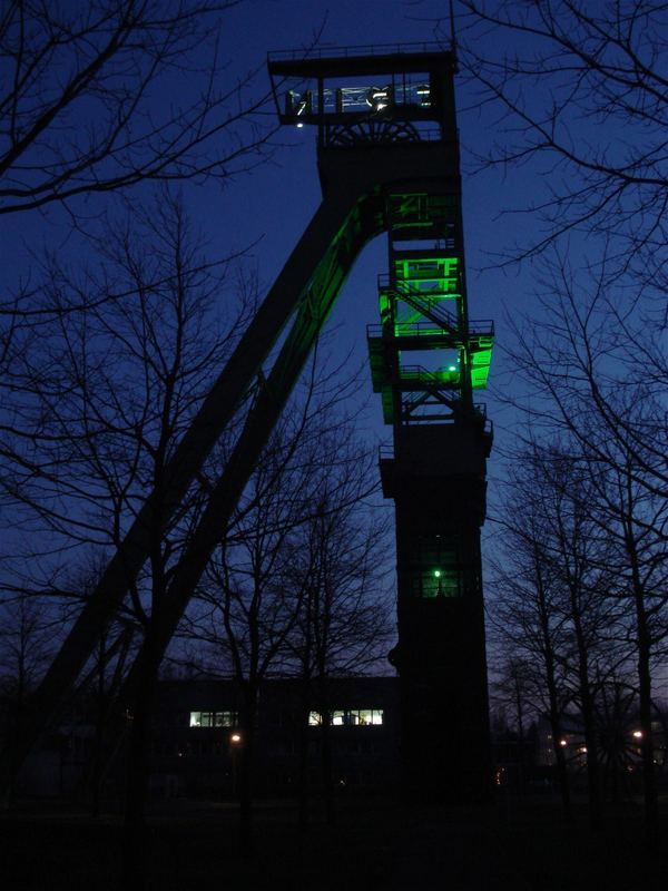 Förderturm der ehemaligen Zeche Erin an einem anbrechenden Winterabend