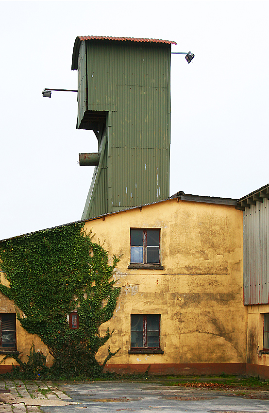 Förderturm der Tonbergbau-Grube Anton in Berod bei Wallmerod