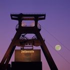 Förderturm der Zeche Zollverein in Essen-Katernberg im Abendlicht, Vollmond