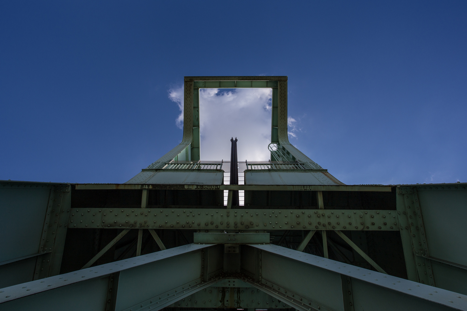 Förderturm fängt Wolke