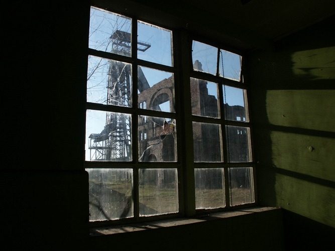 Förderturm im Fenster