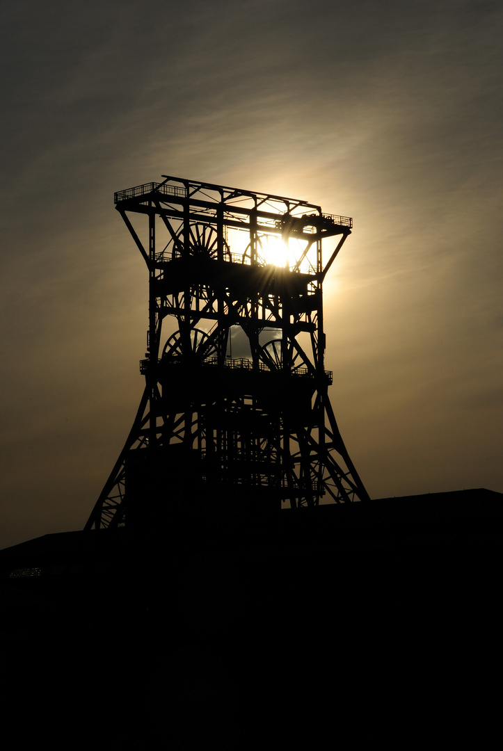 Förderturm im Gegenlicht