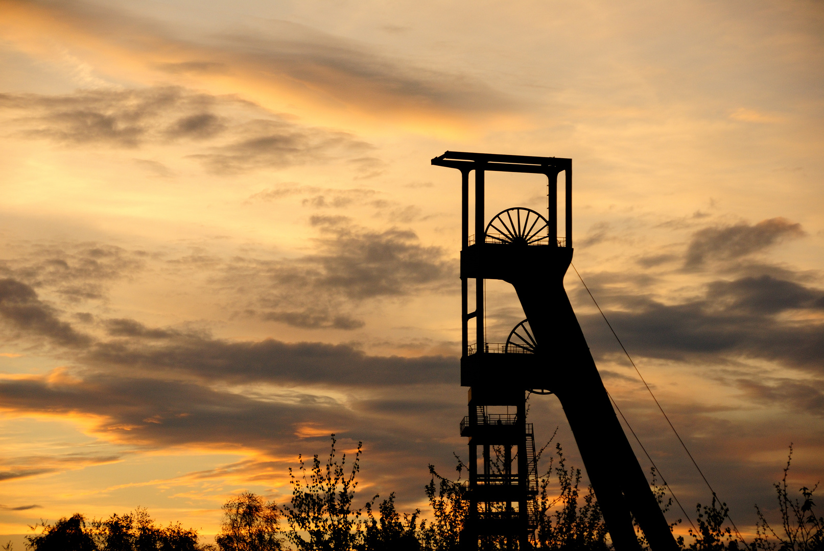 Foerderturm im Sonnenunterang