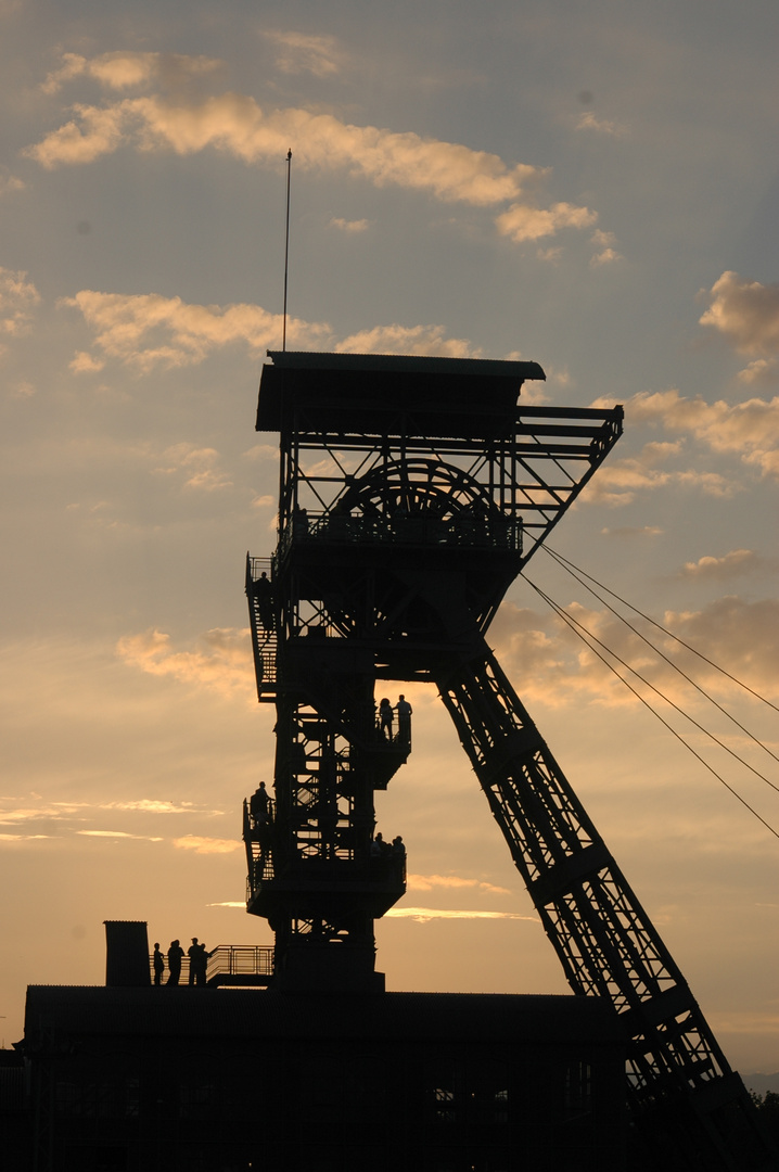 Förderturm im Sonnenuntergang