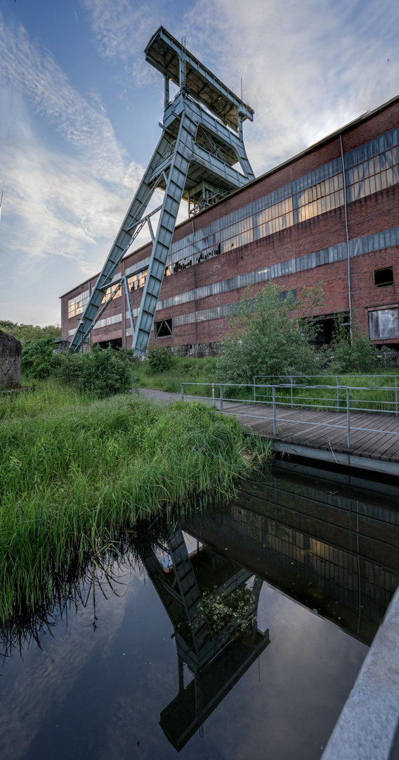 Förderturm im Spiegel