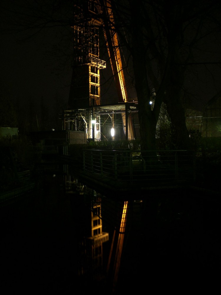 Förderturm in Kamen bei Nacht