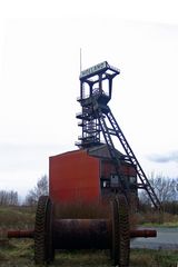 Förderturm mit Haspelrad im Vordergrund in Bochum / Wattenscheid