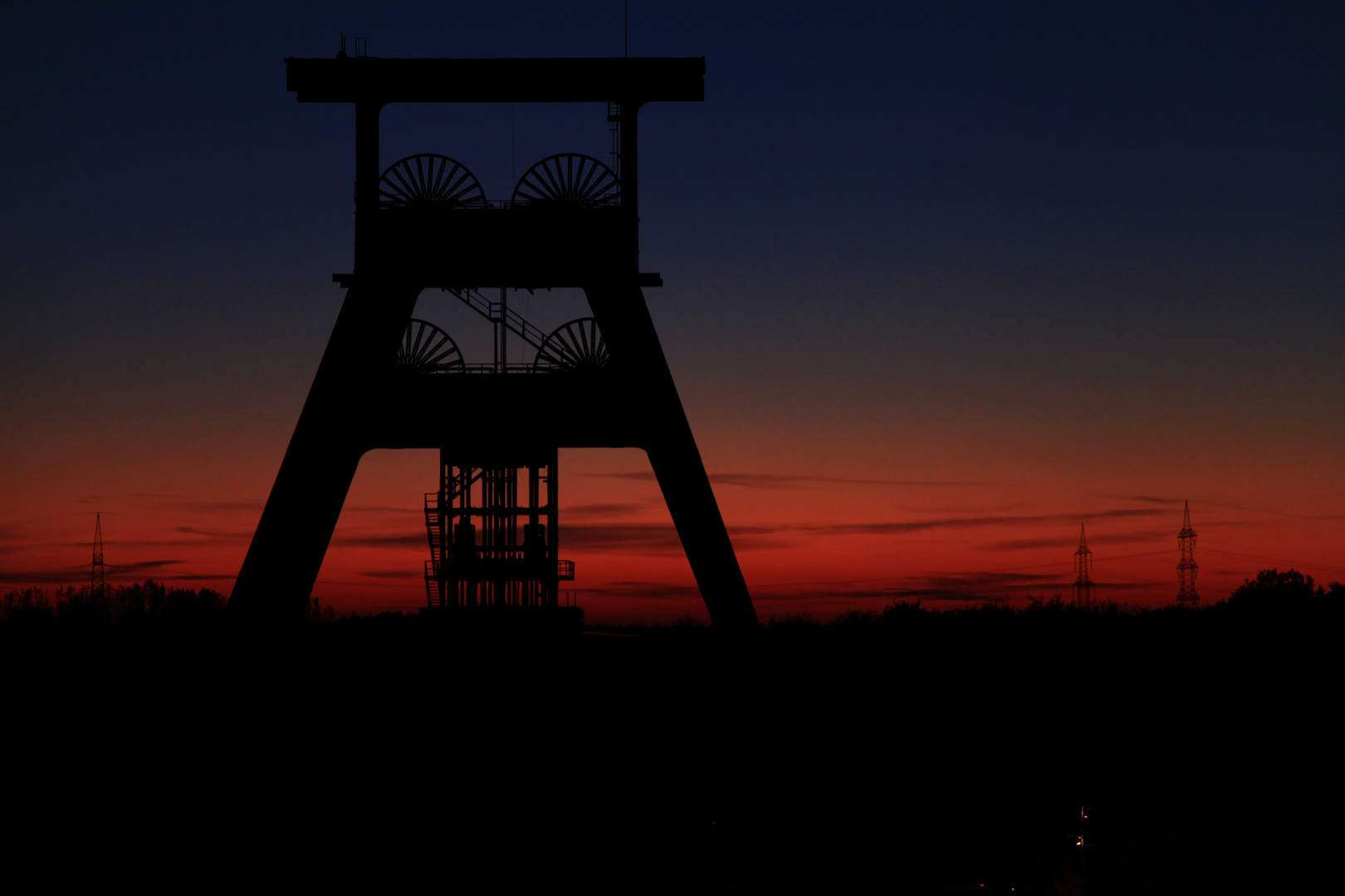 Förderturm vor Sonnenuntergang