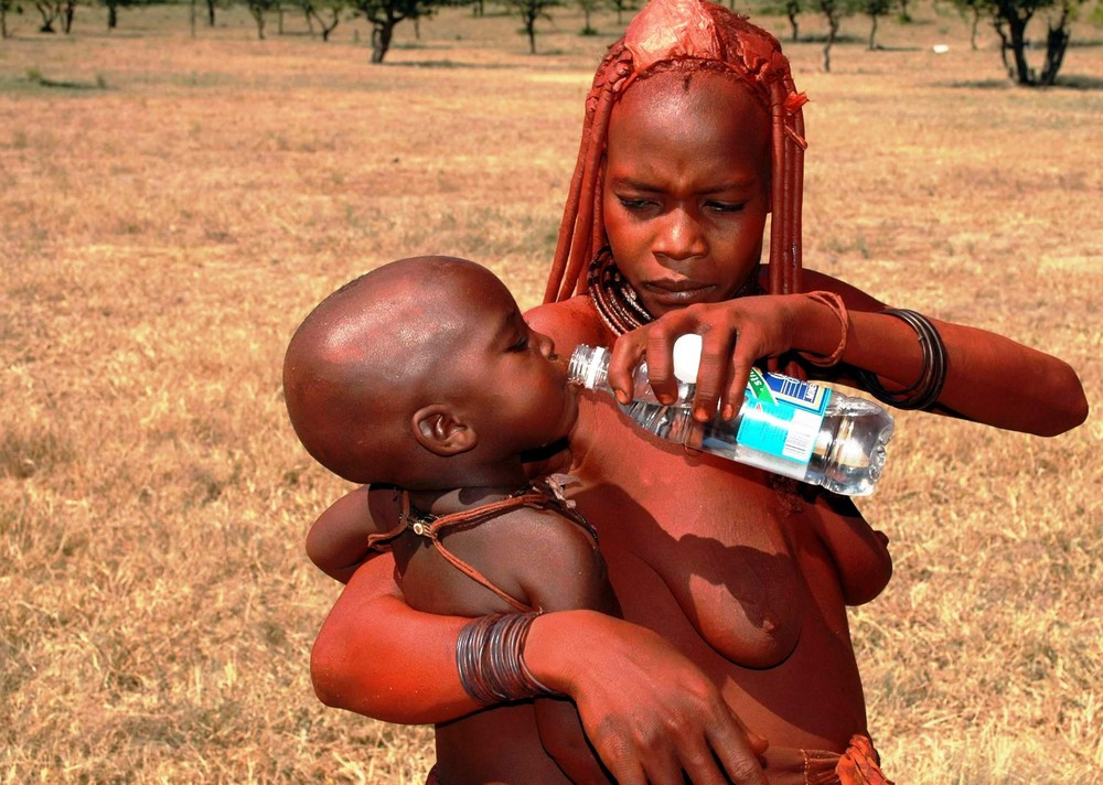 Folge die Globalisierung - Himba mit Kind 