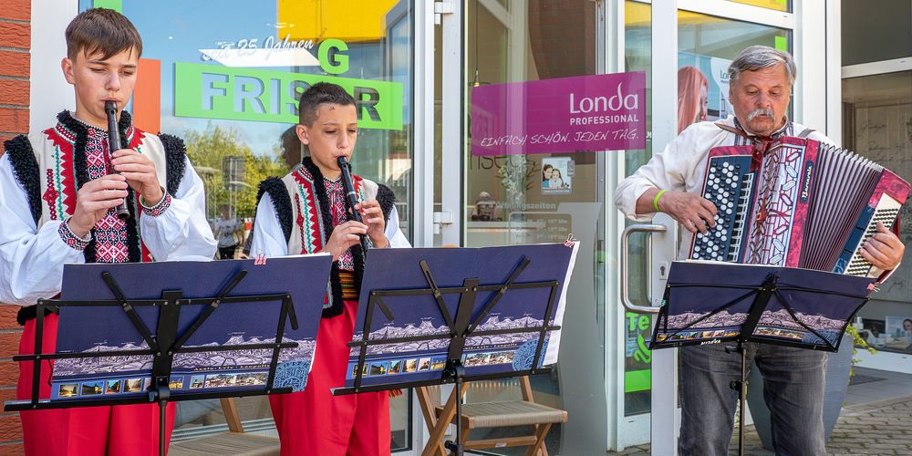 Folklore-Straßenmusiker spielen in Ribnitz-Damgarten