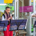 Folklore-Straßenmusiker spielen in Ribnitz-Damgarten