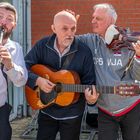 Folklore-Straßenmusiker spielen in Ribnitz-Damgarten