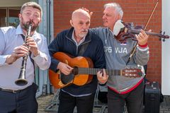 Folklore-Straßenmusiker spielen in Ribnitz-Damgarten