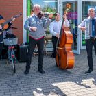 Folklore-Straßenmusiker spielen in Ribnitz-Damgarten