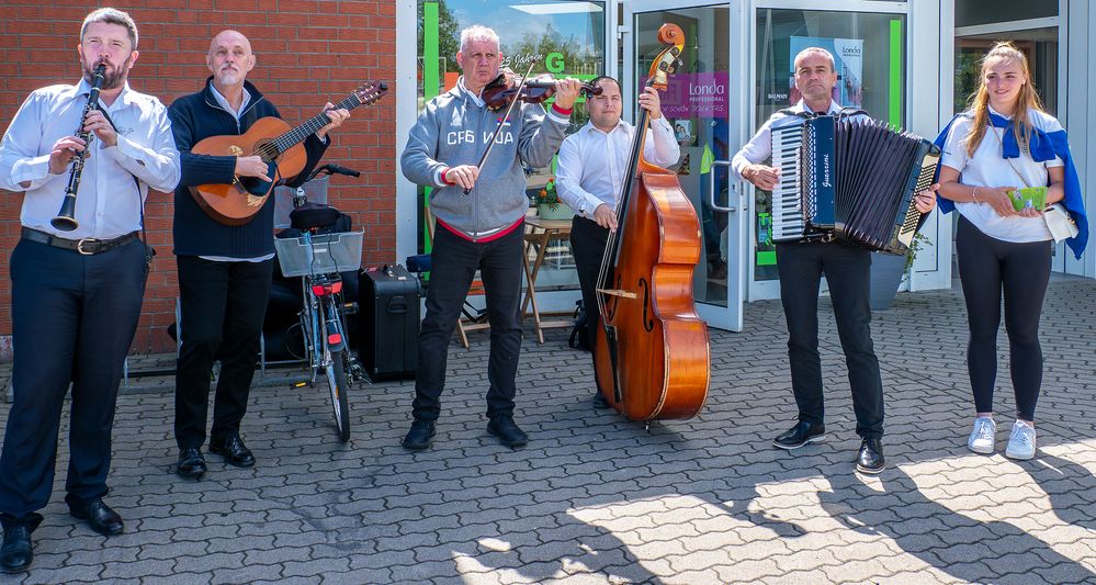 Folklore-Straßenmusiker spielen in Ribnitz-Damgarten