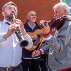 Folklore-Straßenmusiker spielen in Ribnitz-Damgarten