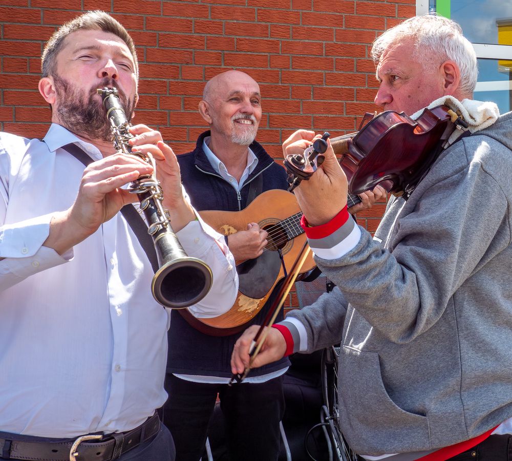 Folklore-Straßenmusiker spielen in Ribnitz-Damgarten