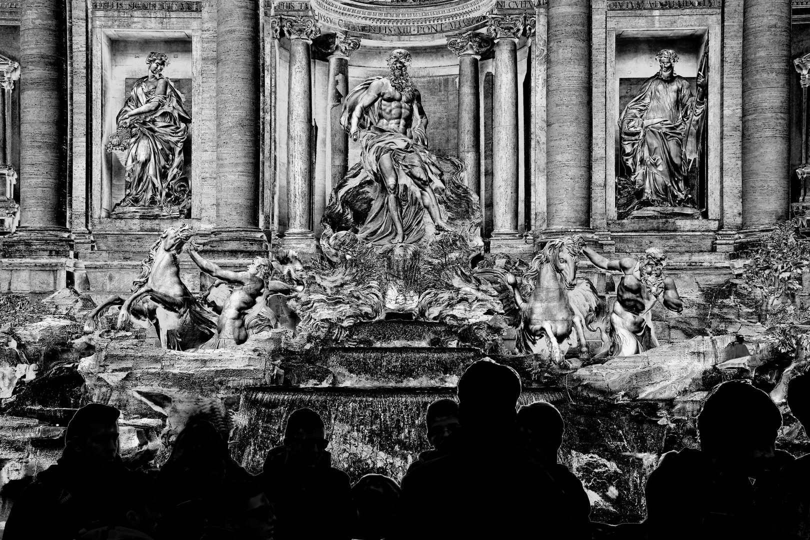 folla alla fontana di Trevi