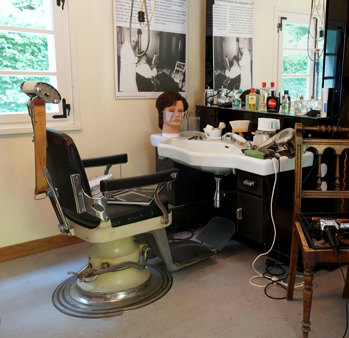 Folterkammer, nein.  -  Friseursalon, ja