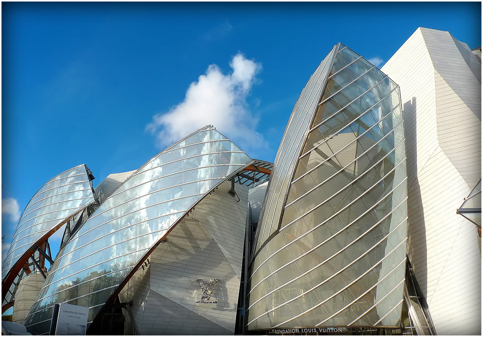 FONDATION - LOUIS VUITTON  - 1 -