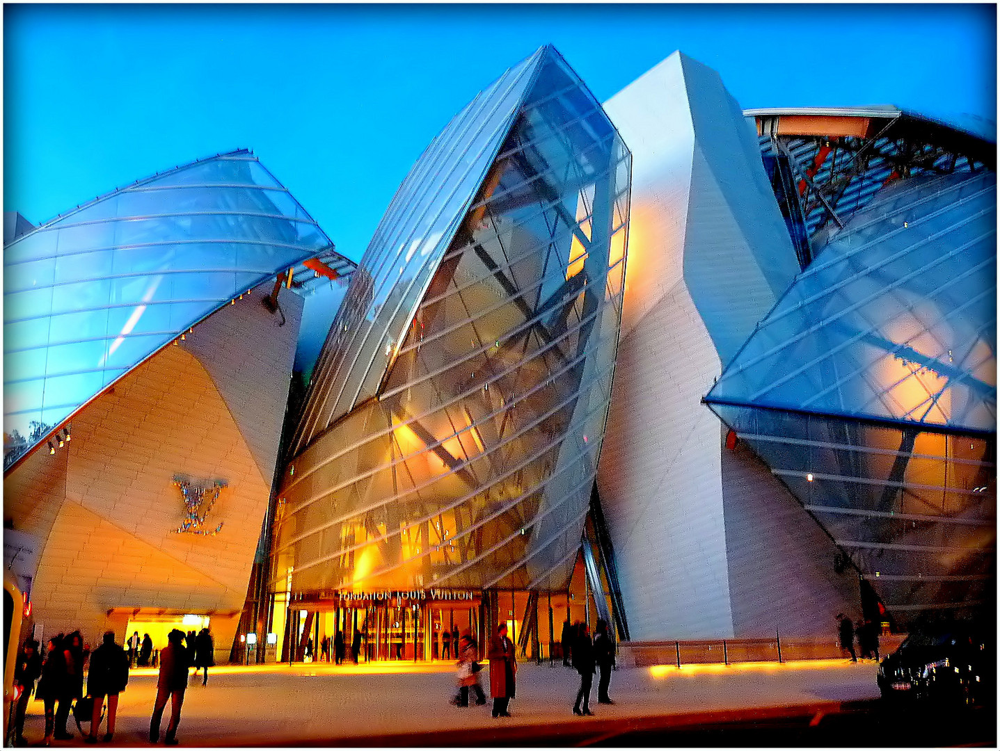 FONDATION - LOUIS VUITTON -- 46 -----------