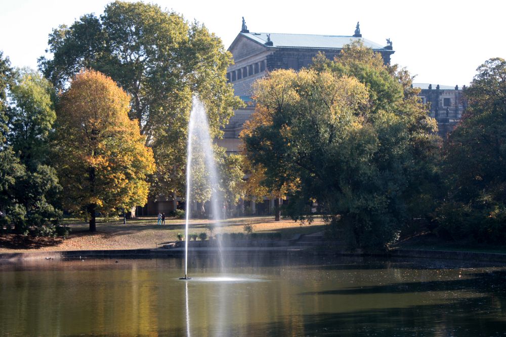 Fontäne am Zwingergraben hinter der Semperoper