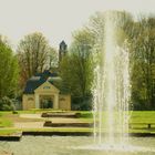 Fontäne im Stadtgarten Bottrop mit Torhaus und Rathausturm im Hintergrund