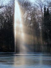 Fontäne im Wind und Gegenlicht