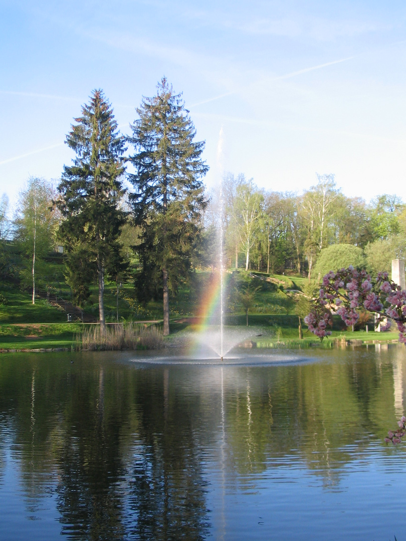 Fontäne mit Regenbogen Foto &amp; Bild landschaft, garten