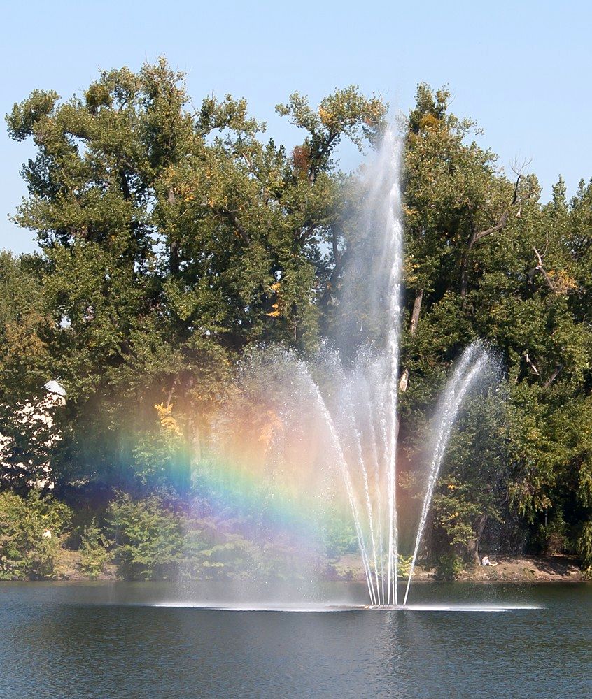 Fontäne mit Regenbogen