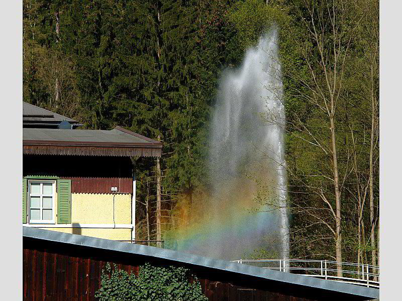 Fontäne mit Regenbogenfärbung