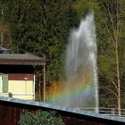 Fontäne mit Regenbogenfärbung