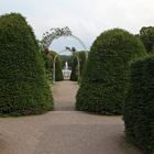 Fontäne unterm Spalier im Rosengarten